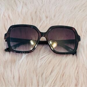 Elegant Tortoise Shell Sunglasses